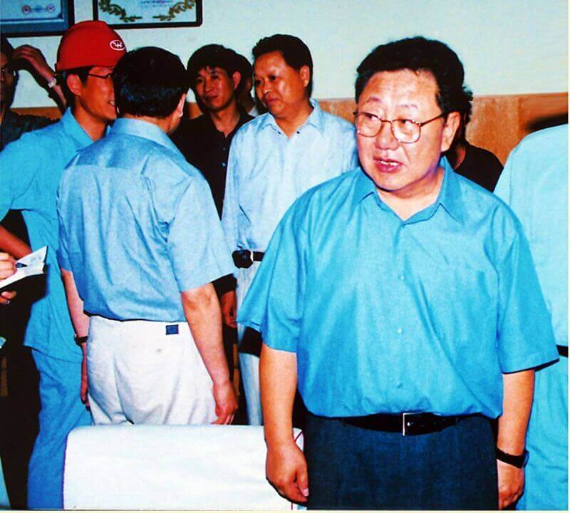 2002年6月6日，时任中共河南省委书记陈奎元（右一）到利来国际调研。