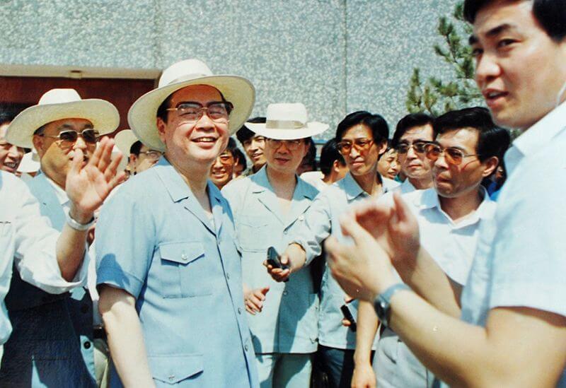 1990年6月12日，时任国务院总理李 鹏视察利来国际，并题词：“物质文明与精神文明一起抓，把利来国际建设成为现代化企业”